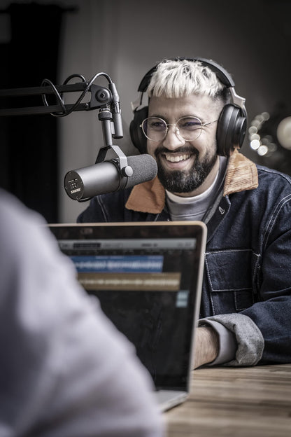 Shure SM7B Microphone - Vocal Dynamic Studio Mic for Broadcast, Podcast, Recording, Gaming & Streaming, XLR, Rugged Construction, Detachable Windscreen, Smooth Sound, Warm Vocals, Wide-Range Frequency