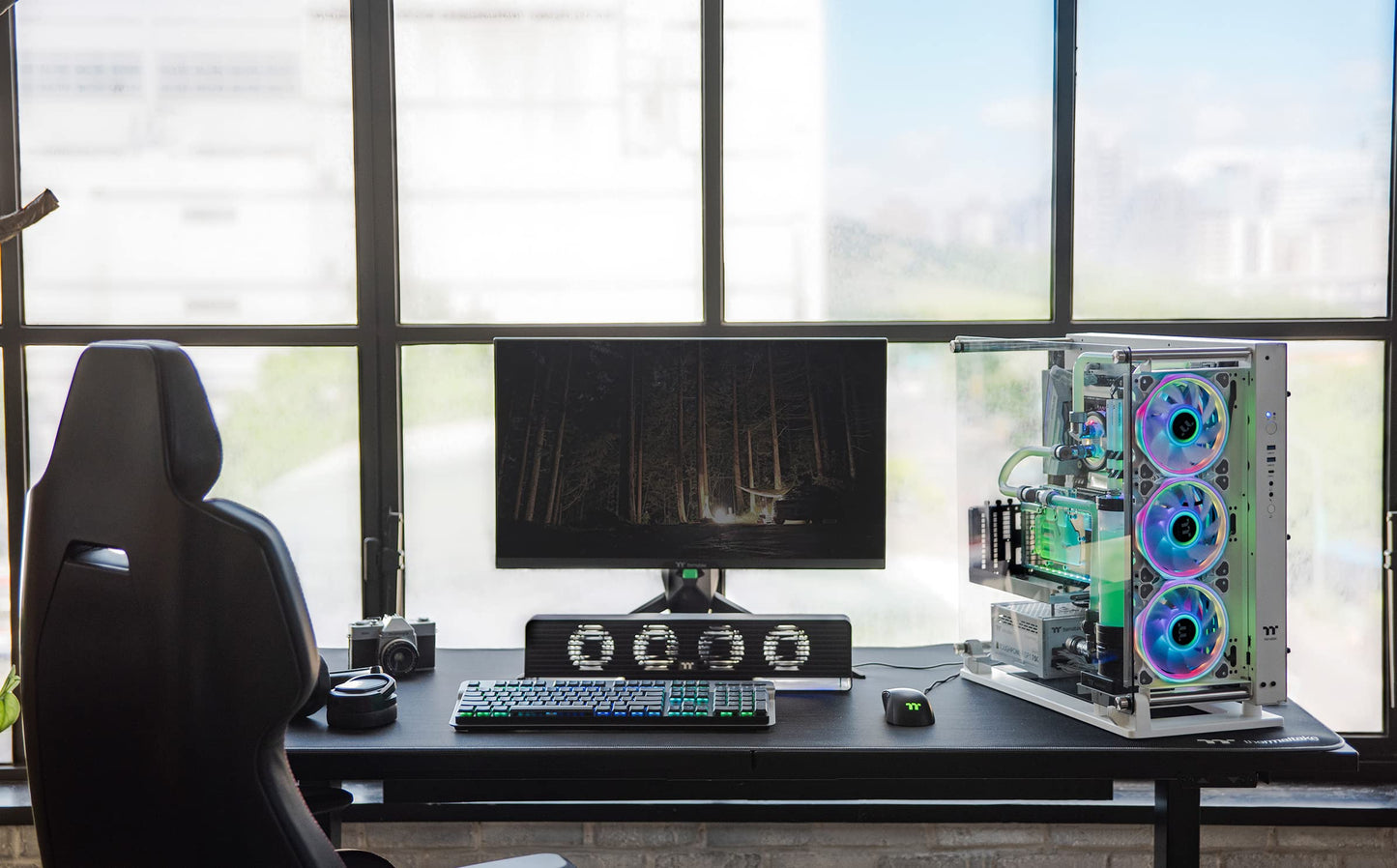 Thermaltake Core P3 Pro Snow E-ATX Tempered Glass Mid Tower Gaming Computer Chassis, Open Frame Panoramic Viewing, Glass Wall-Mount, Rotatable PCI-E Slots, CA-1G4-00M6WN-09